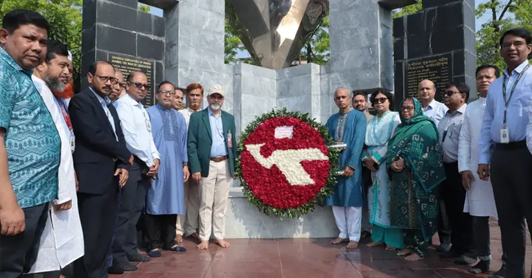 বলাকা প্রাঙ্গণে পুষ্পস্তবক অর্পণ